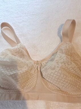 Wacoal Lace Full-Coverage Bra in Beige